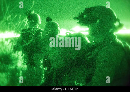 Marines mis en place un périmètre de sécurité après le déménagement à la simulation d'un composé de l'ennemi au cours d'un raid de nuit à bord de l'évolution formation Marine Corps Base Camp Pendleton, en Californie, le 28 avril 2016. L'Équipe de débarquement du bataillon formé tout au long de la nuit, l'amélioration de leur capacité à effectuer un raid sur un composé de l'ennemi. Les marines sont à la lumière de l'entreprise de reconnaissance blindé 1er BLT NE., 4ème Marines, 11e Marine Expeditionary Unit. Banque D'Images