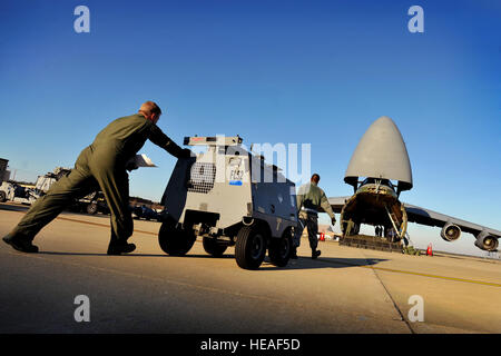 Les chefs d'équipage de l'US Air Force et de la maintenance de l'équipement de servitude au sol de la charge sur un avion C-5 Galaxy, le 6 janvier 2012, Shaw Air Force Base, L.C. (Trois C-5s'est posé à Shaw sur une période de trois jours pour récupérer les aviateurs et les fournitures à l'appui d'une mission de déploiement à Kunsan Air Base, la Corée du Sud. ( Hauts Airman Kenny Holston Banque D'Images