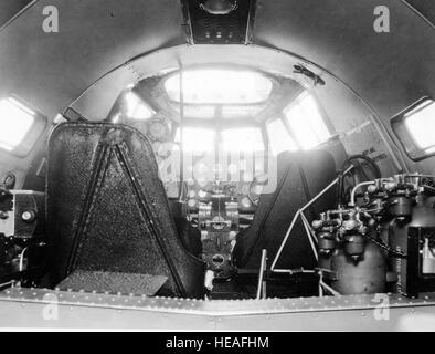 Lockheed XC-35 vue intérieure à l'avant au poste de pilotage. Station ingénieur à gauche. (U.S. Photo de l'Armée de l'air) Banque D'Images