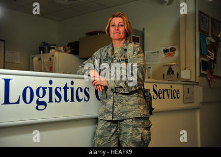 Le Lieutenant-colonel de l'US Air Force Stephanie Dusza, Craig Joint-Theater logistique médicale Hôpital commandant de vol, pose pour une photo à l'aérodrome de Bagram, en Afghanistan, le 1 juin 2012. Dusza est en charge de l'achat de toutes les fournitures pour CJTH. De lits de patients, de fauteuils roulants, et de la médecine, tout ce que l'hôpital doit venir par Dusza et sa section de la logistique. Elle est déployée à partir de la base aérienne d'Eglin, en Floride Le s.. Lancaster/argile non publié) Banque D'Images