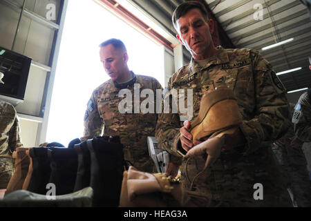 Le Lieutenant-général William B. Caldwell, IV, l'Organisation du Traité de l'Atlantique Nord, commandant de la Mission de formation de l'Afghanistan, droit et le Colonel Daniel Klippstein, NTM-A Groupe d'action du commandant, directeur, inspection de gauche fait chaussures de combat afghans dans un entrepôt d'approvisionnement à l'échelle régionale nord centre logistique régional près de Mazar-e-Sharif, dans la province de Balkh, en Afghanistan, le 1 août 2011. Le général a visité les installations d'alimentation autour de Mazar-e-Sharif pour la journée afin d'évaluer les progrès et défis de la mise en oeuvre de l'Armée nationale afghane durable et la Police nationale afghane des systèmes d'approvisionnement. J Lynn Senior Airman Kat Banque D'Images