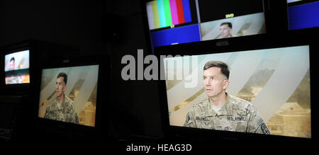 Le Lieutenant-général William B. Caldwell, IV, l'Organisation du Traité de l'Atlantique Nord, commandant de la Mission de formation de l'Afghanistan en vu allumé sur les écrans de télévision dans la galerie British Broadcasting Company studios en centre-ville de Kaboul, Afghanistan, le 29 juillet 2011. Général Caldwell a été interviewé par Zeinab Badawi, BBC television and radio journaliste, sur "Hardtalk" en direct par satellite de Londres sur le progrès actuels et futurs de la Police nationale afghane et la mission de formation de l'Armée nationale afghane en Afghanistan. L'interview est diffusée sur BBC World News Juillet 31 à 11:30 HNE, Banque D'Images