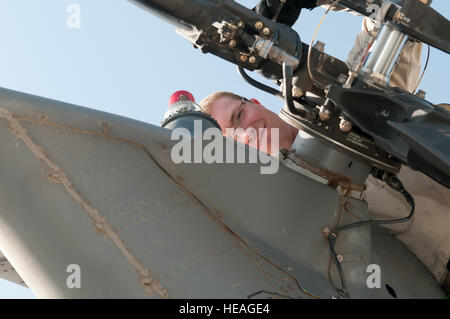 Maciejeski Senior Airman Robert, un hélicoptère HH-60G Pavehawk crew chief, inspecte le rotor de queue sur son hélicoptère avant le lancement de la mission Mars 22. Maciejeski est membre de la 763e Escadron de maintenance soutenant le 66e Escadron de sauvetage stationnés à Nellis Air Force Base, Nevada Les hélicoptères de la 66e déployés à Gowen Field à Boise, Idaho pour les armes et la formation en recherche et sauvetage. Banque D'Images