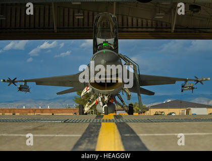 Les membres de l'équipe préparer un F-16 Fighting Falcon pour une sortie d'entraînement sur le White Sands Missile Range gamme de 10 000 miles carrés à la base aérienne de Holloman, N.M., 5 août. La 54e FG est un détachement de Luke AFB, en Arizona, et est basé sur à Holloman faciliter la formation à haute vitesse, de formation sur les armes à feu, et des opérations de vol de nuit. Navigant de première classe Leah Ferrante Banque D'Images