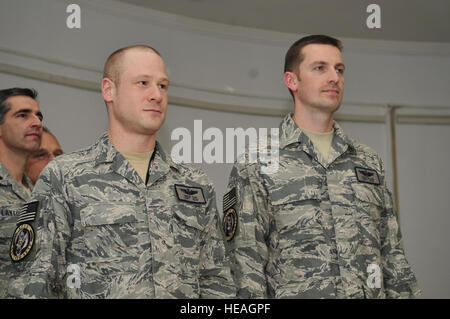 Capt Brent Bak et Le Capitaine Ryan McLain, 9e l'air et de l'espace tâche expéditionnaire Force-Iraq, stand en attendant le début de leur cérémonie de promotion à grande victoire du camp, à Bagdad, le 28 février 2011. La présidence de la cérémonie était le brigadier. Le général Russ Handy, 9e AETF-je commander. Banque D'Images