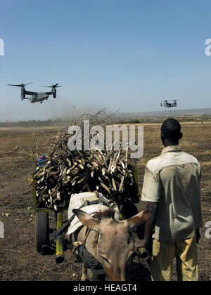 Un garçon s'arrête pour regarder les CV-22 Ospreys transportant les troupes sénégalaises et Maliennes au cours d'un exercice près de Bamako, Mali. Les forces spéciales américaines a travaillé avec les pays partenaires africains et européens dans le but de construire des liens de confiance et de confiance. Capt Bryan Purtell) Banque D'Images