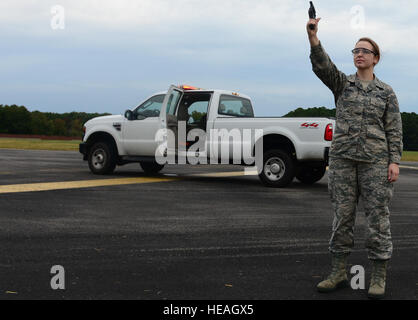 Le personnel de gestion de l'aérodrome utilise le canon Bird Air Strike Hazard (BASH) à Langley Air Force base, en Virginie, le 16 octobre 2015, pour empêcher les oiseaux de présenter des risques pour les opérations aériennes. Banque D'Images