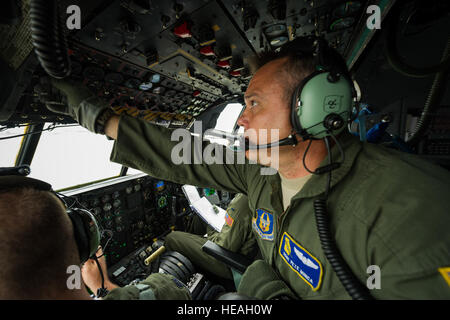 Le sergent de l'US Air Force. Peter Minca, Hercules C-130 mécanicien de bord de la 94e Escadre de transport aérien, Dobbins Air Reserve Base, Ga., configure les commutateurs de commande du moteur pendant l'exercice Maple Flag 47 à Edmonton/Cold Lake, Alberta, Canada, le 27 mai 2014. L'exercice Maple Flag est un exercice international conçu pour améliorer l'interopérabilité des équipages de C-130, de la maintenance et de l'appui des spécialistes dans un environnement de combat simulé. Le sergent-chef. John R. Nimmo, Sr. Banque D'Images