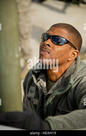 Les cadres supérieurs de l'US Air Force Airman Anthony Powell, poste de commandement, de contrôle, de vol de transport aérien 315Joint Base Charleston, S.C., met en place une ligne de vue de l'antenne de radio pendant l'exercice Maple Flag 47 à Edmonton/Cold Lake, Alberta, Canada, le 30 mai 2014. L'exercice Maple Flag est un exercice international conçu pour améliorer l'interopérabilité des équipages de C-130, de la maintenance et de l'appui des spécialistes dans un environnement de combat simulé. Tech. Le Sgt. Matthew Smith Banque D'Images