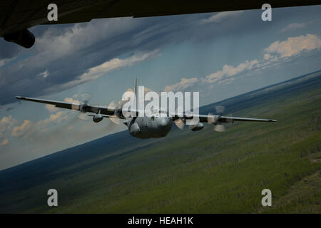 Un U.S. Air Force C-130 Hercules avec la 94e Escadre de transport aérien, Dobbins Air Reserve, Ga., manœuvres pour éviter sol-simulé les menaces aériennes pendant l'exercice Maple Flag à Edmonton/Cold Lake, Alberta, Canada, le 2 juin 2014. L'exercice Maple Flag est un exercice international conçu pour améliorer l'interopérabilité des équipages de C-130, de la maintenance et de l'appui des spécialistes dans un environnement de combat simulé. Le sergent-chef. John R. Nimmo, Sr. Banque D'Images