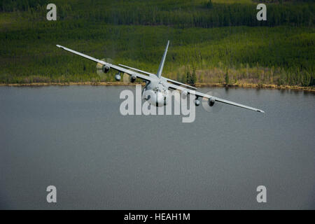 Un U.S. Air Force C-130 Hercules avec la 94e Escadre de transport aérien, Dobbins Air Reserve, Ga., manœuvres pour éviter sol-simulé les menaces aériennes pendant l'exercice Maple Flag à Edmonton/Cold Lake, Alberta, Canada, le 2 juin 2014. L'exercice Maple Flag est un exercice international conçu pour améliorer l'interopérabilité des équipages de C-130, de la maintenance et de l'appui des spécialistes dans un environnement de combat simulé. Le sergent-chef. John R. Nimmo, Sr. Banque D'Images