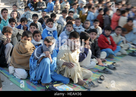 De jeunes Afghans arrêter leurs leçons à l'Nowabad à regarder l'École de reconstruction provinciale Team-Kunar ingénieurs basés à Camp Wright à Asadabad, Afghanistan, qui s'est arrêté pour vérifier les progrès de la construction de la nouvelle école à Nowabad, le 21 novembre, 2009. L'école représente un investissement de 219 000 $ et est de 1 pour cent. Une fois cela fait, l'école tiendra 20 de 26 classes actuellement enseigné à plus de 2 000 enfants de la région locale. Banque D'Images