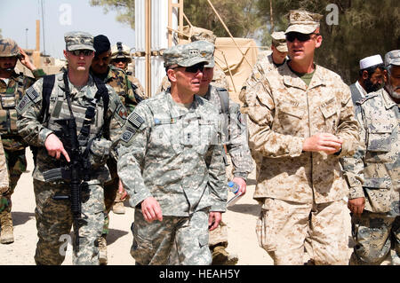 100315-F-1020B-010 - Garmsir - Le Lieutenant-général William B. Caldwell IV, commandant de la Mission OTAN de formation - Afghanistan, promenades avec Marine Le Lieutenant-colonel Mark Dietz, commandant du 2e Bataillon, 2e Marines, en dehors de la base d'opération avancée Delhi, District de Garmsir, province de Helmand, 15 mars 2010. Les Marines du 2e bataillon sont intégrés les mentors, vivant et travaillant aux côtés de la Police nationale afghane. Le s.. Sarah Brown/) Banque D'Images