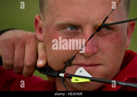 Le Corps des Marines des États-Unis. Matthew Roach, blessés, Hawaii, Battalion-West détachement vise avec son arc pendant une session de formation le 6 avril 2012, à l'aire de tir à l'sur base du Corps des Marines, La Baie de Kaneohe, Hawaii Hawaii. Roach a été d'une patrouille à pied dans la province de Helmand, en Afghanistan 16 février 2010 lorsque son chef d'équipe a sauté sur un engin explosif de trois mètres devant lui. Roach s'affronteront dans les 2012 Jeux de guerrier s'asseoir en volley-ball, Discus, et tir à l'ARC. Banque D'Images