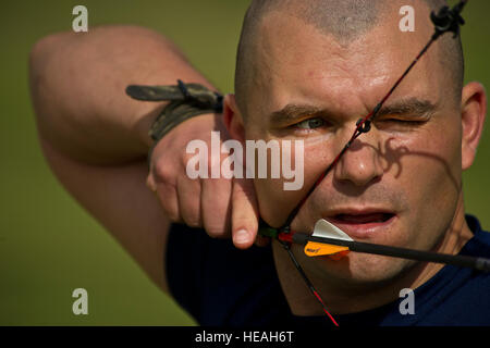 Le capitaine du Corps des Marines américain Richard Rush, blessés, Hawaii, Battalion-West détachement vise avec son arc pendant une session de formation le 6 avril 2012, à l'aire de tir à l'sur base du Corps des Marines, La Baie de Kaneohe, Hawaii Hawaii. Rush a été frappé par un engin explosif improvisé livre 250 alors qu'à l'arrière d'un MRAP Nawa, en Afghanistan, il a pris un éclat à travers sa gorge, fracassé son 01 vertèbre et avait l'affaissement d'un poumon droit. Rush est de retour au Warrior Jeux à concourir pour une deuxième fois. Banque D'Images