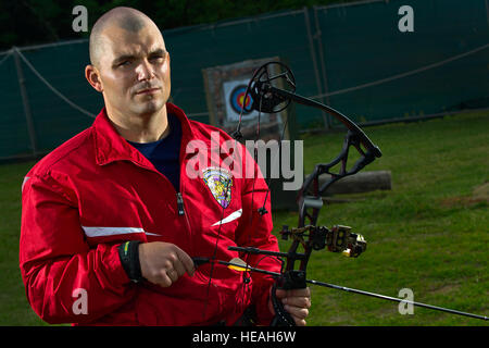 Le capitaine du Corps des Marines américain Richard Rush, blessés, Hawaii, Battalion-West détachement pose pour un portrait le 6 avril 2012, à l'Tir à l Base du Corps des Marines à Washington, la baie de Kaneohe, Hawaii. Rush a été frappé par un engin explosif improvisé livre 250 alors qu'à l'arrière d'un MRAP Nawa, en Afghanistan, il a pris un éclat à travers sa gorge, fracassé son 01 vertèbre et avait l'affaissement d'un poumon droit. Rush est de retour au Warrior Jeux à concourir pour une deuxième fois. Banque D'Images