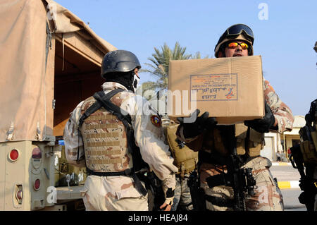 Le capitaine iraquien Alaa Edan, de l'armée iraquienne, 1er Bataillon, 8e Division, 32e Brigade, qui permet d'apporter à la médecine à la clinique médicale de l'Al Salam Al Hayy, l'Iraq, le 24 novembre, 2008. Des soldats irakiens a assuré la sécurité de l'armée américaine comme le 7ème groupe des forces spéciales et des infirmiers salvadorien a accueilli une mission d'MEDREADY traiter plus de 200 patients. Le s.. Rasheen A. Douglas Banque D'Images