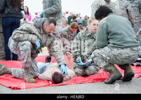 U.S. Air Force Le Capt Marc Dunham, 509e Escadron d'opérations médicales infirmière, applique une pression sur la blessure au cou d'un patient simulé au cours d'un exercice d'intervention en cas d'accident grave, le 20 mai 2015, à Whiteman Air Force Base, bien qu'il ve travaille généralement dans le programme de fiabilité du personnel clinique, Dunham a fait partie de l'équipe d'intervention, parce que les accidents majeurs exige que tous les médecins à travailler ensemble pour traiter des patients. Le s.. Brigitte N. Brantley Banque D'Images