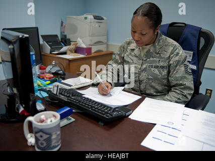 Le sergent-chef. Anitra Mostacero, 728th Escadron de mobilité aérienne premier sergent, commentaires et mémoires formulaires le 16 décembre 2011, à la base aérienne d'Incirlik, en Turquie. C'est l'escadron Mostacero septième dans un premier sergent. Sanchelli Senior Airman Anthony Banque D'Images