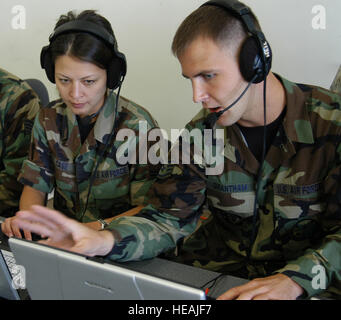 KADENA AIR BASE, Japon - Le personnel des sergents. Joe Grantham (droite) et Jenny cas discuter des particularités de la station de base commune pendant un certain temps après la formation de familiarisation sur le système 18 août. Le JBS est un tout-en-un système de communication capable de communications voix/données, réseau local et de courriel. Les gardes formés sur la plupart de l'équipement qu'ils utilisent lors d'un déploiement pour s'assurer qu'ils seraient bien préparés aux unités de soutien lorsqu'ils doivent. Les sergents Grantham et Cas sont du 280e Escadron des communications de combat, une unité de la Garde nationale aérienne traditionnelle de Dothan, ALABAMA) T Banque D'Images