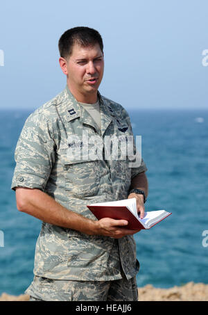 L'aumônier de l'US Air Force (Capt) Aaron H. Klaves, affecté à Camp Lemonnier, offre quelques citations de Marines, soldats, aviateurs et sailros assemblés au cours d'une cérémonie à l'épave de deux hélicoptères abattus sur la côte nord de Djibouti le 30 mai. L'Escadron d'hélicoptères lourds Marine 464 a organisé la cérémonie du souvenir, vol et transport à bord deux CH-53 Super Etalons en l'honneur de l'armée déchue, membres du service au cours des dernières années. Banque D'Images