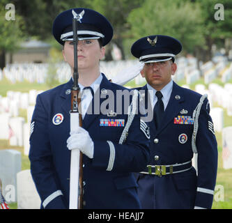 Les Sgt major. Rachel McDaniel, gauche, 334e Escadron d'entraînement, et Joe Rodriguez, 338e Escadron d'entraînement, les membres de la garde d'honneur de Keesler, base aérienne de Keesler, Biloxi, Mississippi, au garde à vous alors que des Pre est joué pendant la cérémonie du Jour du Souvenir le 30 mai 2011 à Biloxi, le Cimetière National. Le brig. Mgén Andrew Mueller, 81e Escadre, la formation a été l'orateur invité. Le Colonel Glen Downing, 81e vice-commandant TRW, est intervenu à l'occasion de vacances à Sarasota Memorial Park et d'un membre du personnel de l'École de leadership et des membres de la classe 11-4 a mené un POW/MIA tableau cérémonie à l'Armée Retireme Banque D'Images