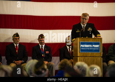 Le Capitaine de vaisseau américain Thomas Bailey, Joint Base Charleston commandant adjoint, adresse à l'auditoire au cours de la 71ème anniversaire de Pearl Harbor Service commémoratif 7 décembre 2012, à bord du USS YORKTOWN (CV 10) au Musée Naval et Maritime de Patriots Point, Mount Pleasant, L.C. Le Yorktown a été commandé en 1943 et nommée d'un transporteur qui a été coulé pendant la bataille de Midway. La cérémonie a eu lieu en l'honneur des 25 membres de service connu à partir de la Caroline du Sud qui ont donné leur vie au cours de la 7 décembre 1941, l'attaque japonaise sur Pearl Harbor et d'autres installations militaires. Le s.. Rasheen Douglas) Banque D'Images