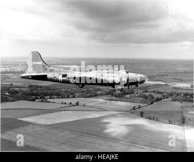 Angleterre : LES AVIONS, Memphis Belle le Boeing B-17 'Le Memphis Belle' est représenté sur son chemin de retour aux États-Unis après avoir effectué 25 missions d'une base aérienne en Angleterre. 9 juin 1943. Banque D'Images