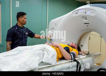 Hospital Corpsman 1re classe Brando Aquino, de San Diego, effectue un balayage sur Hospitalman embre Zimmerman, de Salem, Oregon, jouer à une simulation d'accident du personnel dans le cadre de la formation en intervention d'urgence à bord du navire-hôpital USNS Mercy (T-AH 19) au cours de Pacific Partnership 2015. Les équipes d'intervention médicale formés pour un homme, scénario de réponse initiale, le diagnostic, le transport, et le transfert d'une salle d'opération. La miséricorde est actuellement en cours pour la Papouasie-Nouvelle-Guinée pour sa deuxième mission stop. Partenariat du Pacifique est dans sa dixième itération et est la plus grande rencontre annuelle multila Banque D'Images