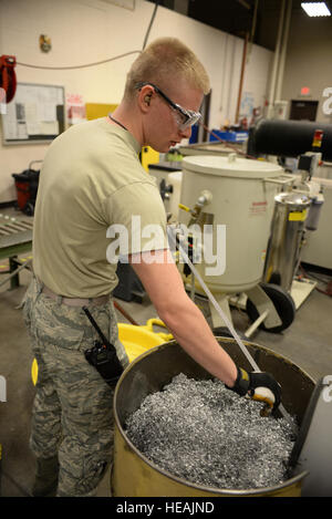 Brian Freeman Senior Airman, 28e Escadron de maintenance technicien des métaux, collecte des déchets métalliques d'un Haas VF 4 machine à Ellsworth Air Force Base, S.D., le 6 janvier 2016. Pour aider le budget de base, la ferraille est collecté puis recyclé. Le vol de métaux crée des pièces d'avions qui ne peuvent pas être commandées via une liste des consommables. Airman Sadie Colbert Banque D'Images