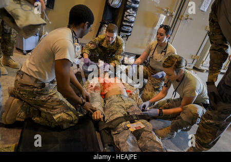 Aviateurs de l'équipe chirurgicale mobile travailler sur un patient simulé au cours d'un exercice médical à Al Udeid Air Base, Qatar, le 27 février 2014, à travailler sur la vie, les soldats blessés à fourni. Un MFST est un groupe de professionnels de la santé qui sont en faveur de l'avant des opérations dans le commandement central des États-Unis et de la zone de responsabilité de l'opération Enduring Freedom par avance en traumatologie et en soins critiques pour les militaires blessés au combat. Les équipes chirurgicales mobiles sur le terrain agissent comme un point de transition d'amener les patients à l'autre niveau de soins et de stabiliser les patients avant qu'ils soient en mesure Banque D'Images