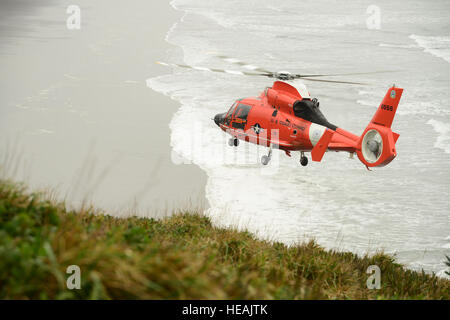 Un équipage à bord d'un hélicoptère MH-65 Dolphin vole près du phare du Nord à Fez, Wash., lors d'un vol d'entraînement, le 10 novembre 2016. La formation est un élément essentiel pour l'activité quotidienne d'équipage afin qu'ils puissent améliorer leurs compétences professionnelles. U.S. Coast Guard Maître de 1re classe Levi Lire. Banque D'Images