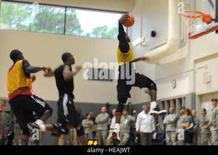 LeBron James (à droite) se prépare à un dunk au basket-ball comme coéquipiers Dwyane Wade (à gauche) et Chris Bosh (centre) voir au cours d'une séance d'essais pré-saison le 28 septembre 2010, à l'Aderholt centre de remise en forme à Hurlburt Field, en Floride, l'équipe va utiliser le centre de remise en forme pour leur camp de formation d'une semaine. M. Wade, M. James et M. Bosh sont les joueurs de basket-ball professionnel avec le Miami Heat. Airman Senior Sheila deVera) Banque D'Images