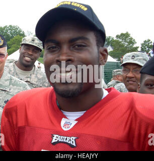 LEHIGH, en Pennsylvanie,- capitaine principal Sgt. James Mcgarvey, 512th escadron des Forces de sécurité, surintendant des opérations hors de Dover Air Force Base, Del., pose avec Philadelphia Eagles', quart-arrière Michael Vick au camp d'entraînement des aigles, août 3. Le Eagle's organisation, de concert avec l'USO, tient cet événement une fois par an, où les membres de l'organisation et les joueurs honneur servicemembers de la région de Philadelphie. Le sergent Mcgarvey est l'un des trois réservistes de la 512th Airlift Wing qui y ont assisté. Airman Senior Moïse Ross) Banque D'Images