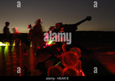 Les artilleurs attribué à Charlie Batterie, 2e Bataillon, 319e Régiment d'artillerie aéroporté drop à 5 tonne M777A2 howitzer à partir d'un avion cargo C-130 et vivre le feu outre Holland sur la Zone de Fort Bragg, en Caroline du Nord, dans les premières heures du 15 mars 2016. Batterie Charlie a récemment été nommé le meilleur service actif de l'unité d'artillerie dans l'armée américaine. (82e officiel ABN DIVARTY Capt Joe Bush/ libéré) Banque D'Images