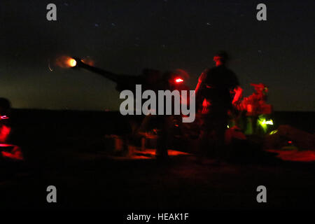 Les artilleurs attribué à Charlie Batterie, 2e Bataillon, 319e Régiment d'artillerie aéroporté drop à 5 tonne M777A2 howitzer à partir d'un avion cargo C-130 et vivre le feu outre Holland sur la Zone de Fort Bragg N.C. dans les premières heures du 15 mars 2016. Batterie Charlie a récemment été nommé le meilleur service actif de l'unité d'artillerie dans l'armée américaine. (82e officiel ABN DIVARTY Capt Joe Bush/ libéré) Banque D'Images