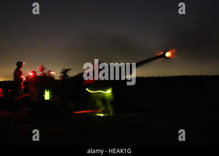 Les artilleurs attribué à Charlie Batterie, 2e Bataillon, 319e Régiment d'artillerie aéroporté drop à 5 tonne M777A2 howitzer à partir d'un avion cargo C-130 et vivre le feu outre Holland sur la Zone de Fort Bragg N.C. dans les premières heures du 15 mars 2016. Batterie Charlie a récemment été nommé le meilleur service actif de l'unité d'artillerie dans l'armée américaine. (82e officiel ABN DIVARTY Capt Joe Bush/ libéré) Banque D'Images