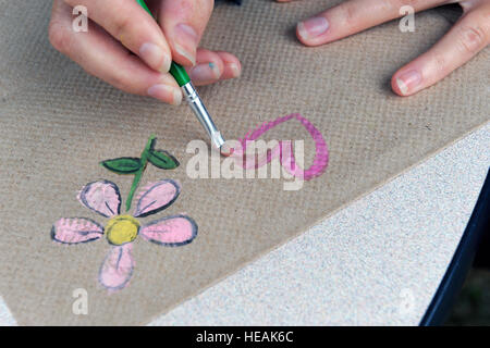 La société Gabriella Binkert Alanna, une équipe bénévole, Seymour se prépare à peindre les visages des enfants pendant le mois de la famille militaire block party à Seymour Johnson Air Force Base, N.C., 16 novembre 2013. Novembre a été inventé le mois de reconnaissance des familles des militaires par l'Armed Services YMCA en 1993. Navigant de première classe Aaron J. Jenné) Banque D'Images