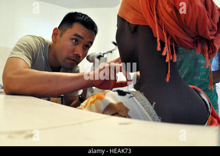 110505-F-CU786-051, OBOCK Djibouti (5 mai 2011) - Le Capitaine de l'US Air Force Alex Kwon effectue un examen de la vue sur un patient en Obock, Djibouti, au cours d'une capacité médicale (Programme mission MEDCAP), le 5 mai. La Force opérationnelle interarmées Ð Corne de l'Afrique (CJTF-HOA) optométristes vision effectuée vérifie et lunettes de prescription fournis aux patients pendant l'événement de deux jours. Le succès de cette MECAP fortement appuyée sur le travail d'équipe du personnel des ministères de la Santé de Djibouti, les dispensateurs de soins locaux et 20 militaires affectés à la 402ème bataillon d'affaires civiles, actuellement installé sur les GFIM. Le lieutenant-colonel Leslie Prat Banque D'Images