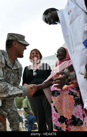 110505-F-CU786-059d'Obock, Djibouti Ð Ð (5 mai 2011) - Le Sergent de l'armée américaine Noel Medina escorte un patient qui a reçu de nouvelles lunettes lors d'un récent programme de la capacité médicale (MEDCAP) mission, 5 mai. Optométristes attaché à la Force Opérationnelle Interarmées Ð Corne de l'Afrique (CJTF-HOA) a effectué des vérifications et de bien-être vision lunettes de prescription fournis aux patients qui ont besoin de correction de la vue. La MECAP a également accueilli des soins dentaires et des soins préventifs, et impliqué le personnel du ministère de la Santé de Djibouti, les dispensateurs de soins locaux et 20 membres de la JTF-HOAÕs 402ème bataillon d'affaires civiles. Le lieutenant-colonel Lesl Banque D'Images