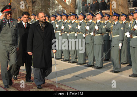 Le ministre afghan de l'intérieur, S.E. Mohammad Hanif Atmar, arrive à l'obtention du diplôme de l'Académie de Police nationale afghane cadets. Après avoir obtenu leur diplôme le cours de trois ans, les cadets deviennent officiers de l'ANP et obtenir un diplôme en justice pénale. L'académie forme des hommes et des femmes de plus de 34 provinces. Ybarbo Senior Airman Brian/) Banque D'Images