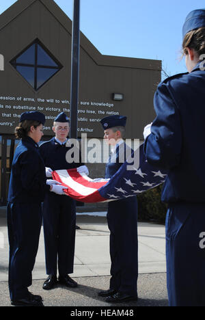 Les Cadets de participer à plier le drapeau sous les yeux attentifs des trois juges de la garde d'honneur de Malmstrom, qui a marqué le groupe très élevé pour leur rendement global pour les événements de la journée. Airman Cortney Hansen) Banque D'Images