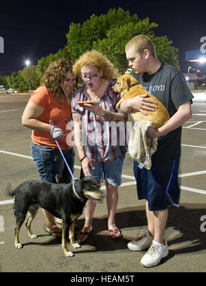 Les montres de la famille Parrish cell phone vidéo de leurs chiens ont été sauvés de leur maison qui a été détruit par une tornade, Moore, Oklahoma, le 22 mai 2013. Les chiens étaient laissés piégés pendant 72 heures après la tempête. ( Le s.. Hayworth Caroline Banque D'Images