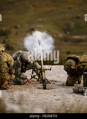 Les soldats de l'Armée américaine à l'abri après le tir d'un mortier le 19 octobre 2015, à Pocek Gamme de formation, près de Postojna, Slovénie. Mortarmen du 2e bataillon du 503e Régiment d'infanterie, appuyé l'exercice Rock La preuve V avec des tirs indirects que d'autres avoirs fourni un appui aérien rapproché, l'artillerie et des mitrailleuses. L'exercice a été conçu pour renforcer l'interopérabilité entre les forces armées des États-Unis et slovène et maintenir des liens solides entre les alliés de l'OTAN. Le s.. Armando A. Schwier-Morales) Banque D'Images