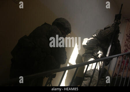 Les soldats de l'armée américaine de la Compagnie Bravo, 2e Bataillon, 7e régiment de cavalerie, 4e Brigade Combat Team, 1re Division de cavalerie storm un escalier à rechercher et effacer le deuxième étage pendant un raid intel-driven situé à Mossoul, Irak, 12 oct. Banque D'Images