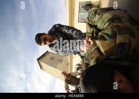 Un étudiant de la police iraquienne sur les techniques pratiques d'arrêter un autre étudiant au cours d'une classe de formation de la défense à l'Académie de la fonction publique de Mossoul à Mossoul, Irak, janv. 19. Banque D'Images