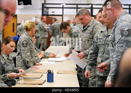 Les membres de la Garde nationale aérienne de New York attaque du 174e Wing remplir des formalités administratives de Hancock Field à Syracuse, N.Y. 7 Janvier, 2014. Les membres sont volontaires pour aider à soutenir les efforts de sauvetage et de récupération dans l'ouest de NEW YORK) à la suite de l'extrême froid et la neige de l'automne au début de la semaine. (New York Air National Guard Tech. Le Sgt. Jeremy M. Appel) Banque D'Images