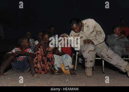 090416-F-7426P-131-Djibouti- Les enfants se rassemblent à l'Ecole Douda l'école primaire, de partager un 'film Night' 16 Avril 2009 La Marine américaine avec le maître de deuxième classe Donna Powers-Brown, une bénévole attaché à Combined Joint Task Force-Horn de l'Afrique (CJTF-HOA). Le film nuit a été hébergées par des membres de la 414e et des affaires civiles 489th Companies, qui sont affectés à des GFIM HOA. Les membres donnent de leur temps de service d'interagir avec la communauté locale sur une base régulière dans le but d'établir des relations au sein des communautés locales. Le service membres de CJTF-HOA, dont le siège social est situé Banque D'Images