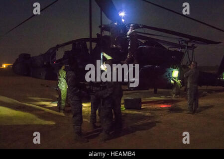 Les soldats du 1er Bataillon de Reconnaissance, d'attaque, 82e Brigade d'aviation de combat, de travail en équipe pour remettre la lame d'un AH-64 Apache pendant les opérations de soutien de outload, Fort Bragg, N.C. Le 20 avril. Les soldats cette compétence pratique constamment, mais ce fut le premier moment d'effectuer de nuit sur une piste d'atterrissage. Le personnel de l'armée (le Sgt. Christopher Freeman) Banque D'Images