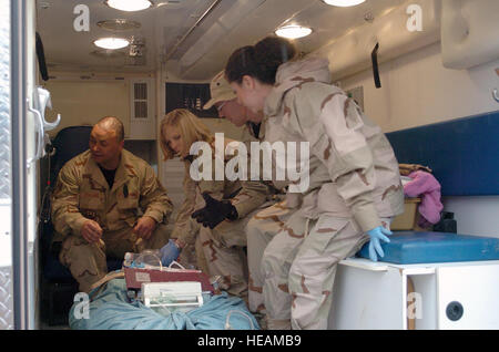 Le s.. Hans Schjang, Capt Brandy Casteel, Tech. Le Sgt. Daniel Fischer et Senior Airman Claudia Rodke préparer pour déplacer un patient le 4 mars de l'ancien groupe de travail de l'hôpital médical de l'ouverture récente de l'hôpital Joint-Theater Craig à la base aérienne de Bagram, en Afghanistan. Le s.. Thomas J. Doscher) Banque D'Images